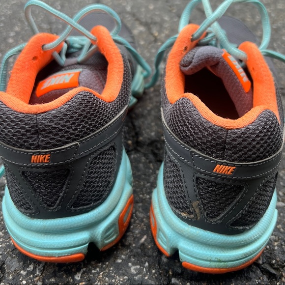 womens NIKE sneakers - Picture 3 of 4